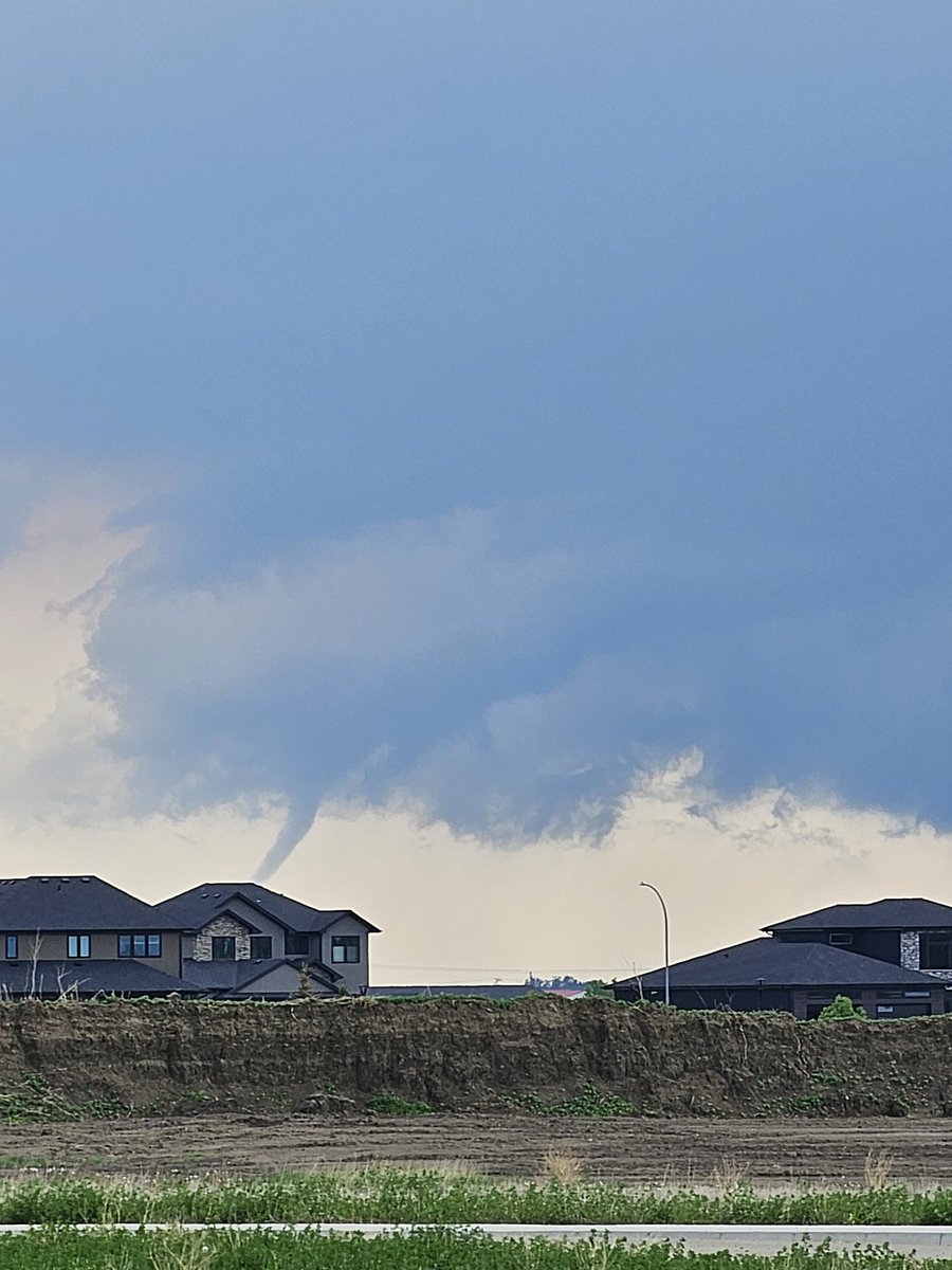Getting a little swirly up in here.. weyburn, sk 350pm #skstorm #weyburn #funnelcloud #storm