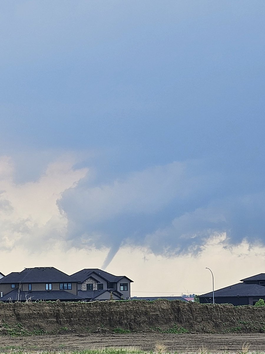 Elisa17wx's tweet photo. Getting a little swirly up in here.. weyburn, sk 350pm #skstorm #weyburn #funnelcloud #storm https://t.co/jelAlJvpmT