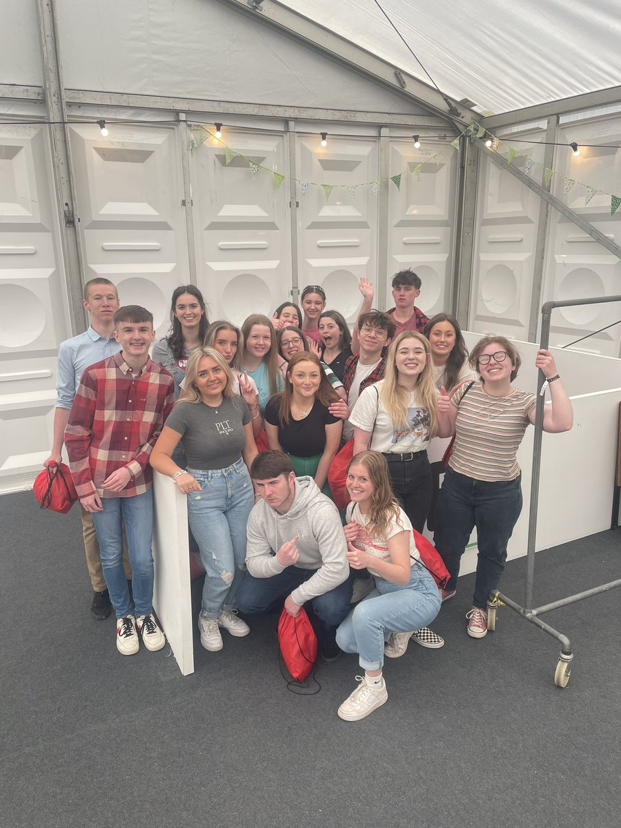 Y criw hollol talentog yma’n cipio’r Ail Wobr yn y Perfformiad Theatrig i Grŵp yn yr Eisteddfod y bore yma 🎭

Mor browd ohonoch chi ❤️