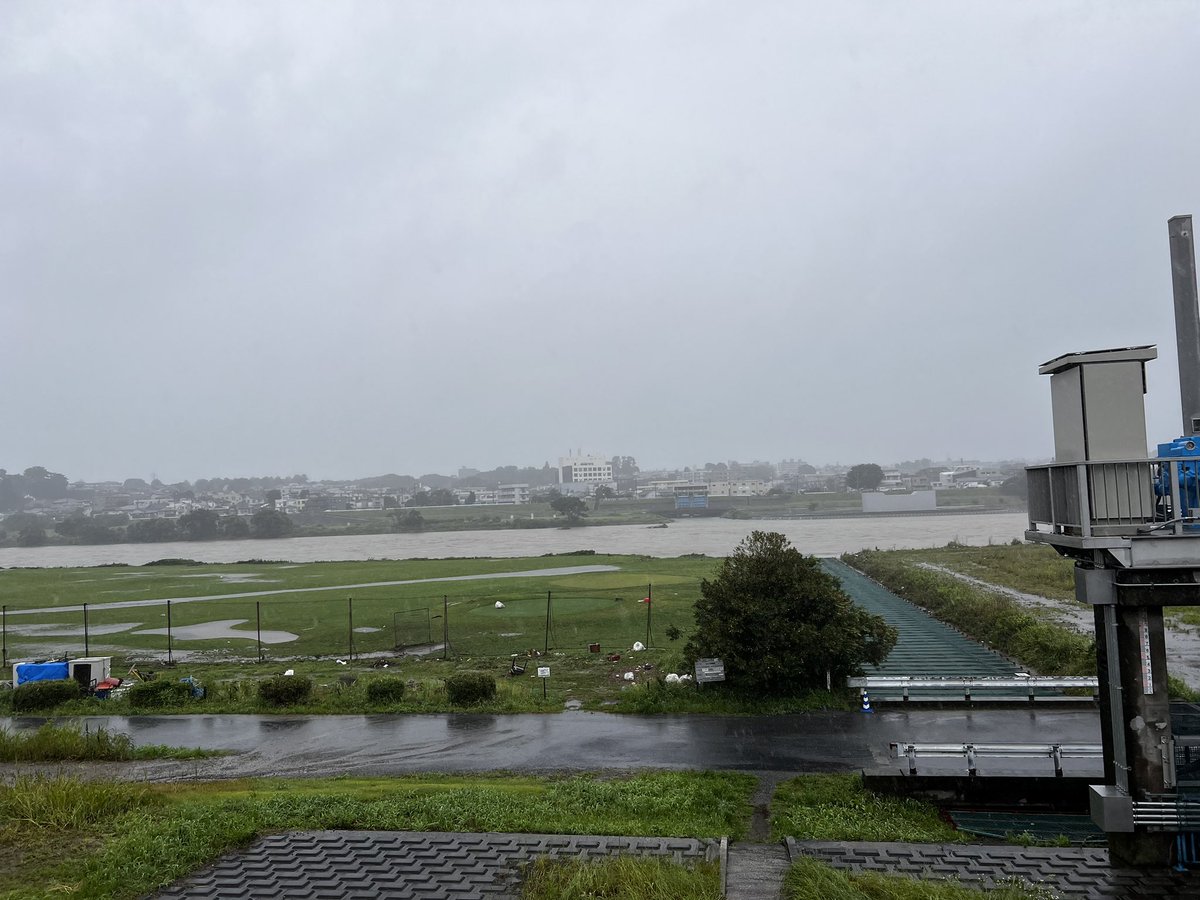 hiroki0077's tweet photo. 多摩川宮内水門付近。
増水はしているけど氾濫の心配はなさそう。
2019年の悪夢は避けられそう。
#多摩川 https://t.co/fSL7quRtaG