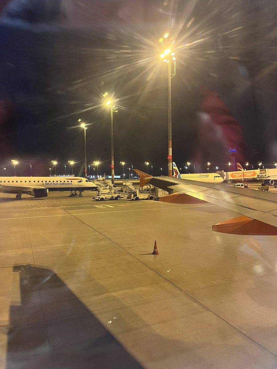 Das ist der BER: 55 Minuten nach Landung schafft es der Flughafen immer noch nicht, Bodenpersonal zu schicken, damit die Fluggäste aussteigen können…