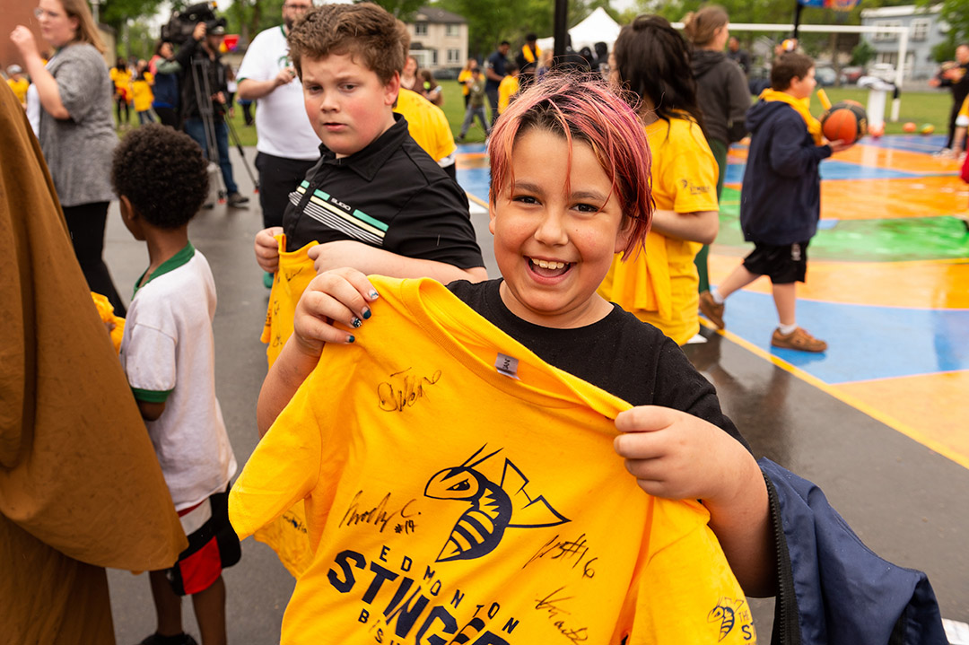 EPSBNews's tweet photo. Thanks to @Go_Auto, the @ED_Stingers Fresh Hoops program and the @EPSFoundation, Delton School unveiled a refreshed outdoor basketball court. The program offers full court refurbishments to multiple schools. Learn more: https://t.co/0AyjWF0spL. #FeelTheBuzz #EPSB https://t.co/jHcPKufYc0