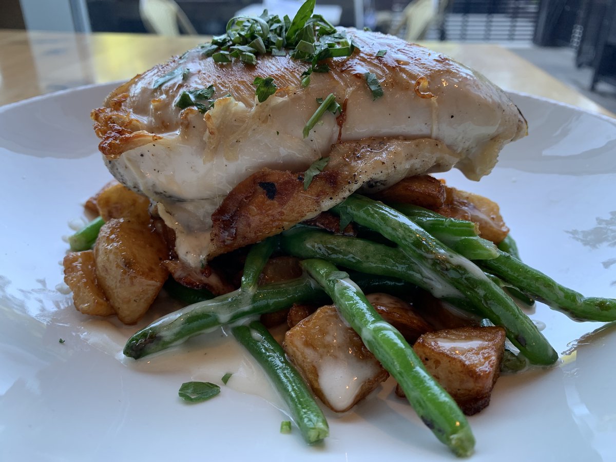 Our new Truffle Seared Chicken Breast is drool worthy 🤤 Made with potatoes, green beans and truffle sauce

#grantparkbistro #southloopchicago #chickenbreast #dinnerrecipe #happyhour #trufflesauce #truff #truffleoil