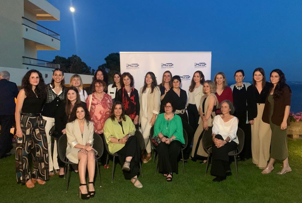 rudi_dKas's tweet photo. Aquí tenim les #enginyeres sota la llum de la lluna de @AjRoses al #soparIndustrialsGirona @EICGirona l’any que ve més #networking #empoderament @FEMenGIN https://t.co/bzsFxeBCOO