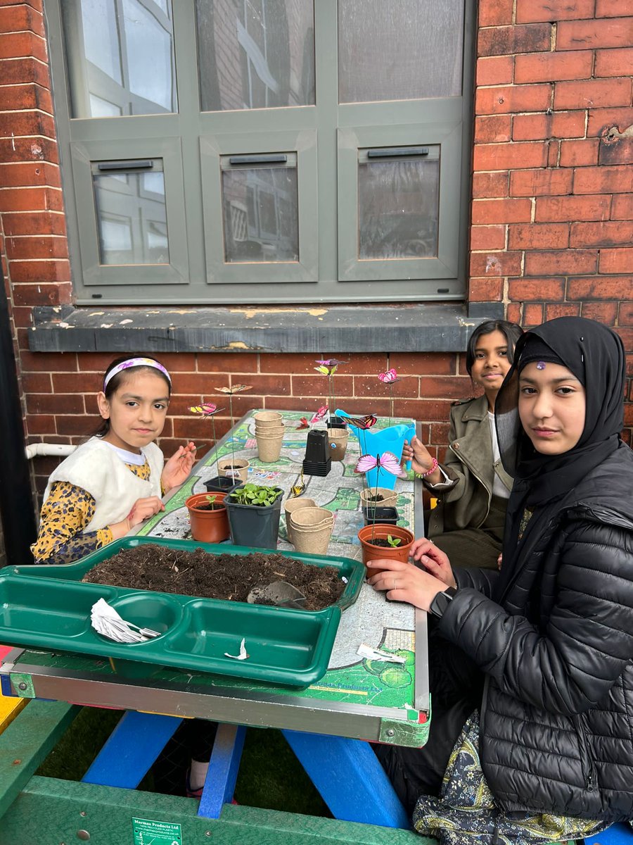 ohubo23's tweet photo. On Tuesday Oasis Clarksfiled enjoyed, gardening, crafts, sports and delicious food. Thank you to all those who came, and the amazing staff and volunteers who helped organise and run the hubabaloo!
#Oasisuk #hubabaloo #Halftermfun #oldham #oasishub https://t.co/lngEvQImwJ