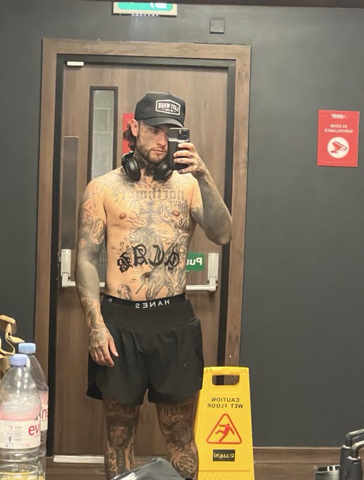 Ok but who is gonna be under me later? https://t.co/4TWatOLPNG https://t.co/wdp3aP9xDv