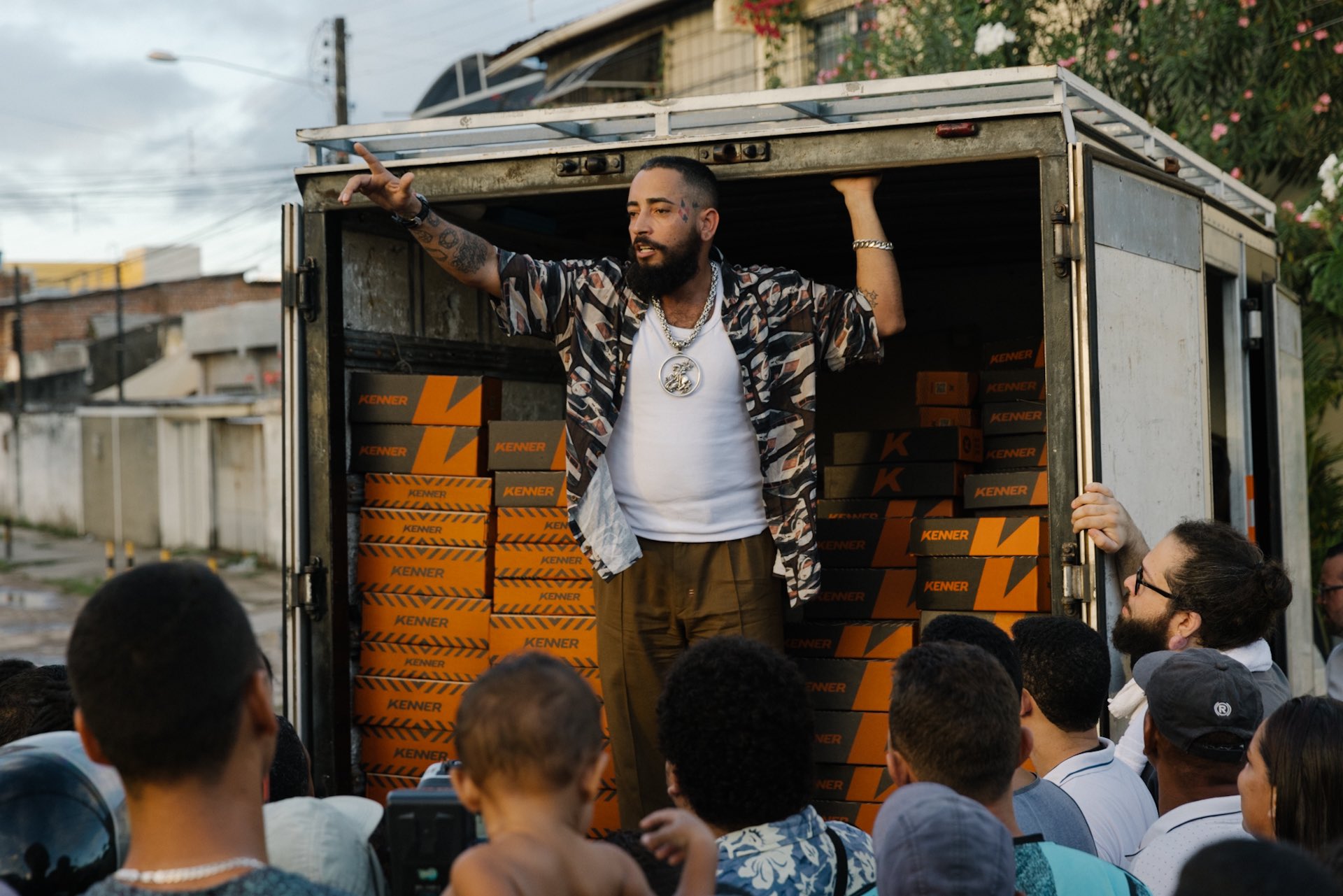 NOTTHESAMO on X: "A pedido do rapper FBC, a Kenner levou um mini caminhão de 200 pares de sandálias para a comunidade Peixinhos, em Recife, que foram distribuídos pelo artista para os