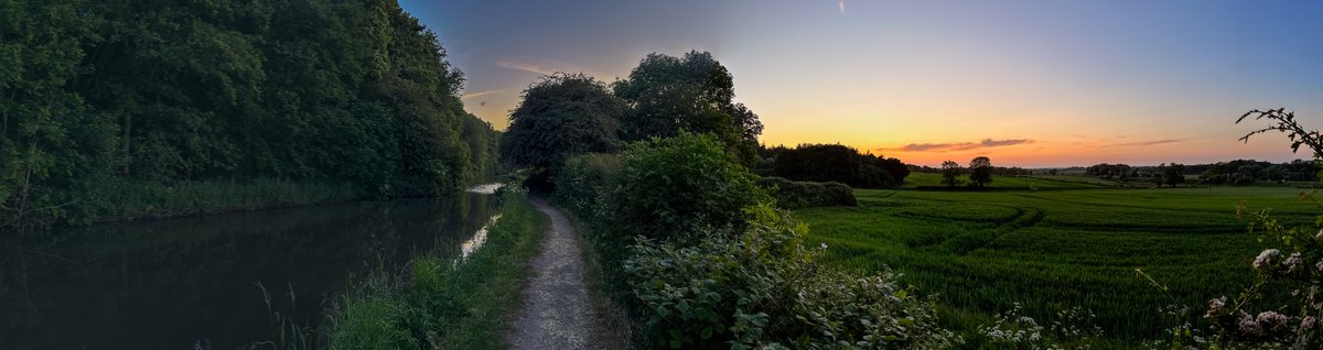 Sunset on the #CoventryCanal near #Nuneaton while out with @finredmoonshine. #BoatsThatTweet #LifesBetterByWater #HappyPlaceByWater #HappyPlace #LandscapePhotography @CRTWestMidlands @CanalRiverTrust