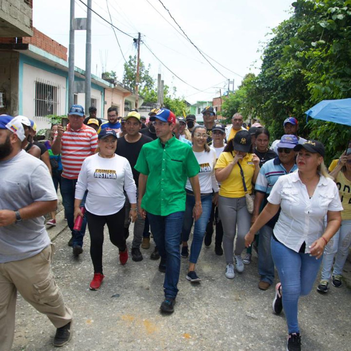 hcapriles's tweet photo. Aquí en Los Jabillos de nuestro estado Carabobo, vinimos a reafirmar el compromiso con los más vulnerables, la clase media golpeada, los pensionados, los trabajadores, con nuestra causa.

Esta patria puede ser un país de oportunidades si aquí hubiera voluntad política pero quienes gobiernan no la tienen. Lo que nunca va a pasar es que dejemos al Pueblo sin opción. Nuestro camino es #LaVenezuelaDelEncuentro