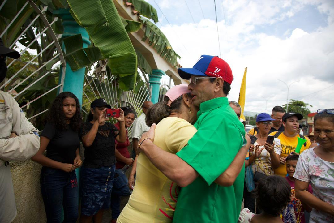 Aquí en Los Jabillos de nuestro estado Carabobo, vinimos a reafirmar el compromiso con los más vulnerables, la clase media golpeada, los pensionados, los trabajadores, con nuestra causa.

Esta patria puede ser un país de oportunidades si aquí hubiera voluntad política pero