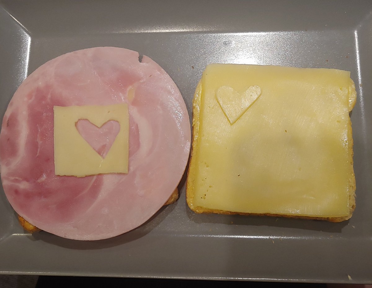 rayspnap's tweet image. Poor people fine dining

My boyfriend made this and it's adorable &amp;lt;3