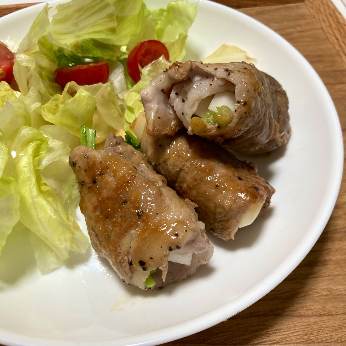 repocF_i2's tweet photo. おはようございます🌞
最近は雨の日が多いですね☔️
No.67
「かぶの肉巻き」
◎材料 2人分
・かぶ 小1個
・豚肉ロースかバラ 約6枚
・塩胡椒 少々(下味用)
・めんつゆ 大さじ2
・ごま油 少々
・小麦粉(片栗粉でも可)少々
#REPOC_FARM #REPOCFARM
#管理栄養士 #レポレシピ #レシピ https://t.co/p8n6zolumF