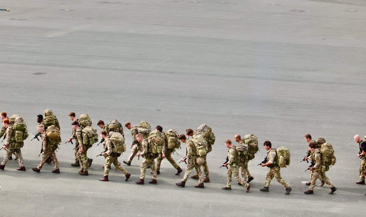 Webcam caught these images this morning of UK armed forces training on the Hoe🇬🇧