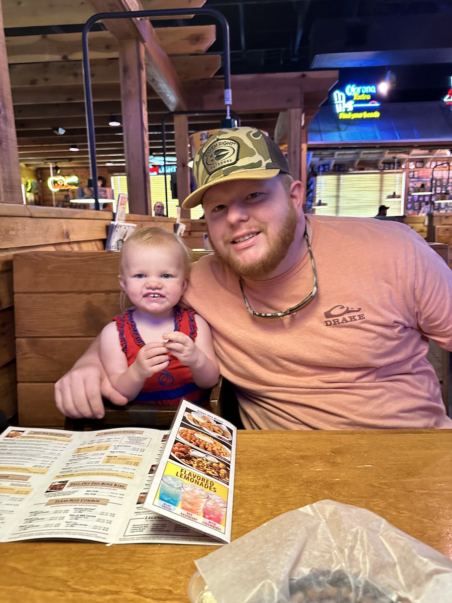 Benton’s @texasroadhouse is out of rolls right now thanks to this dynamic duo.