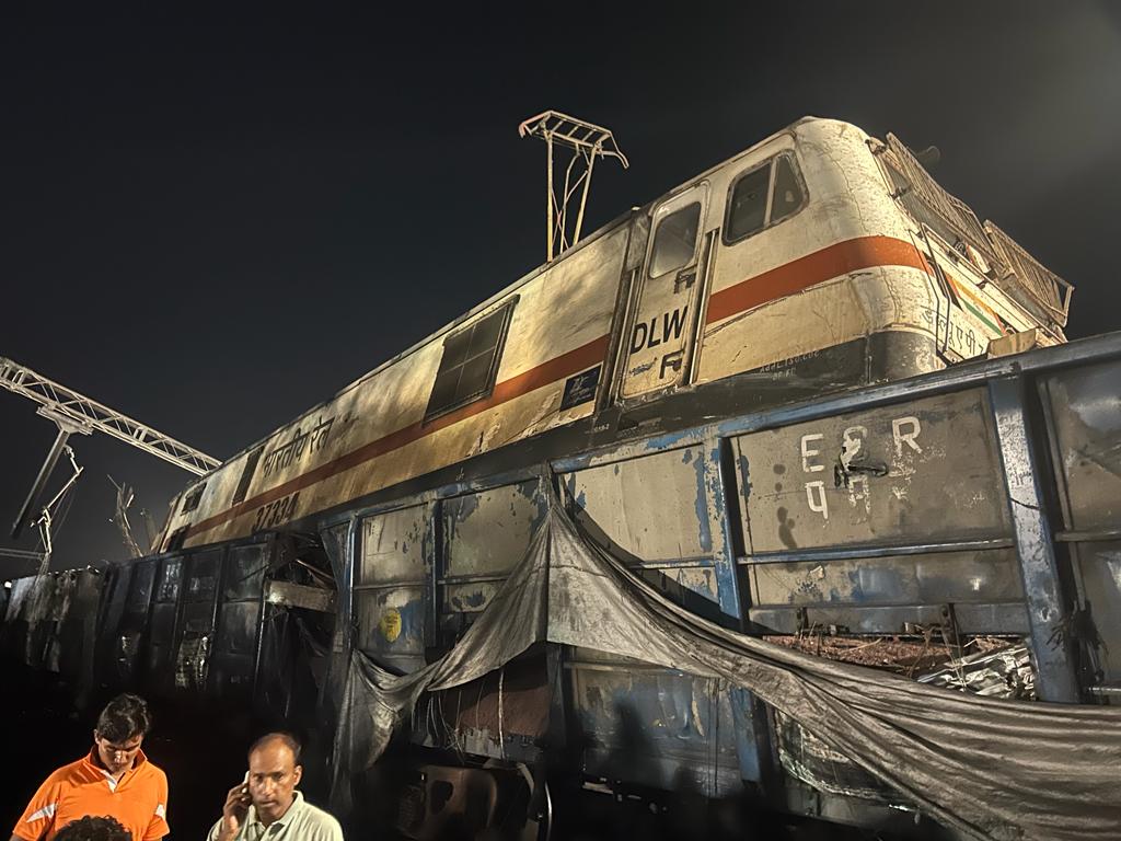 ForumStrategic's tweet photo. Horrific Train Accident in India 🇮🇳🚂

As per Indian media around 200+ people have lost their lives & 900+ are critically injured as two trains collided with each other near Bahanaga station in Balasore.

Details of the two trains are 12841 Shalimar-Chennai Coromandel Express & 12864 Yashwantpur-Howrah Superfast Express.
