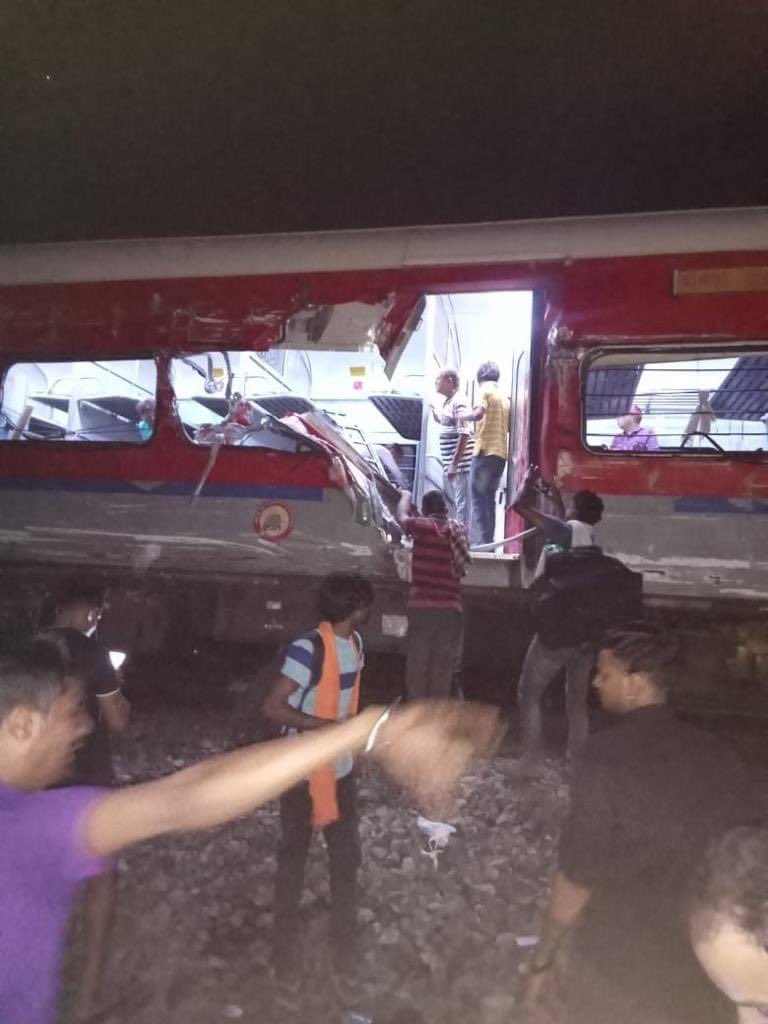 ForumStrategic's tweet photo. Horrific Train Accident in India 🇮🇳🚂

As per Indian media around 200+ people have lost their lives & 900+ are critically injured as two trains collided with each other near Bahanaga station in Balasore.

Details of the two trains are 12841 Shalimar-Chennai Coromandel Express & 12864 Yashwantpur-Howrah Superfast Express.