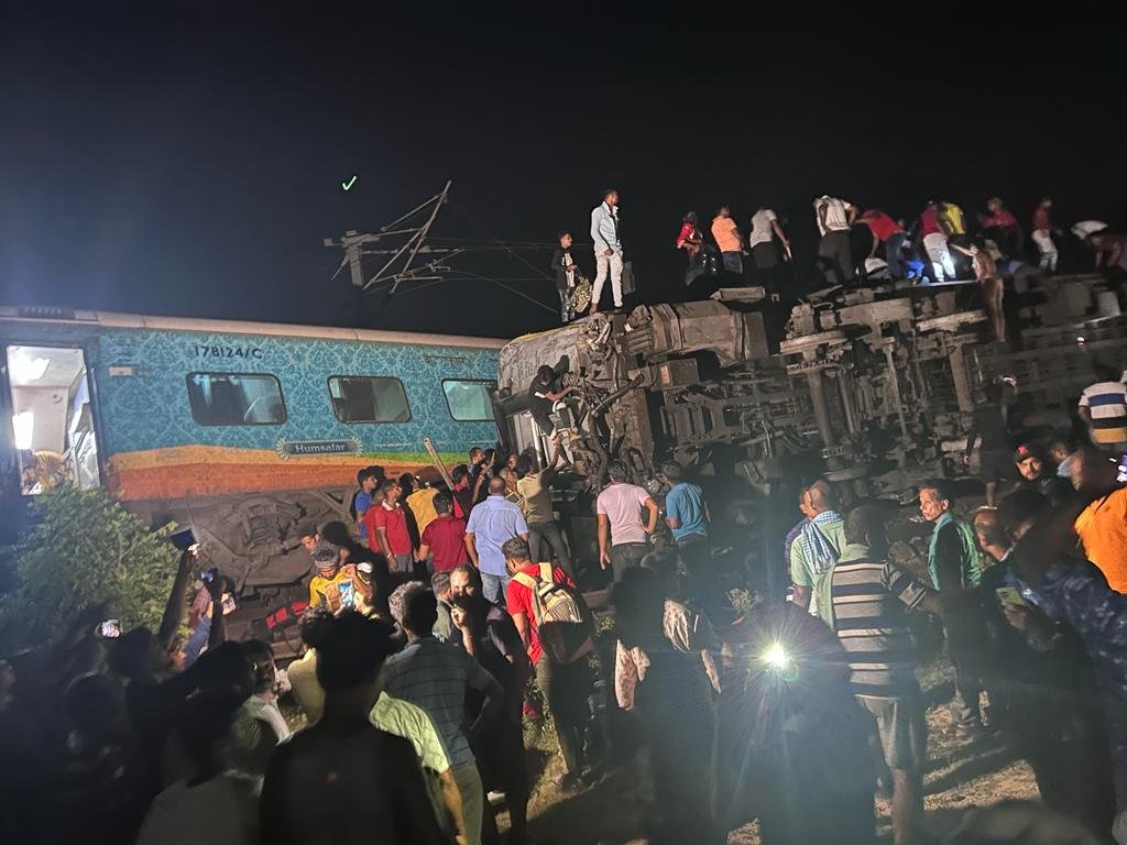 ForumStrategic's tweet photo. Horrific Train Accident in India 🇮🇳🚂

As per Indian media around 200+ people have lost their lives & 900+ are critically injured as two trains collided with each other near Bahanaga station in Balasore.

Details of the two trains are 12841 Shalimar-Chennai Coromandel Express & 12864 Yashwantpur-Howrah Superfast Express.