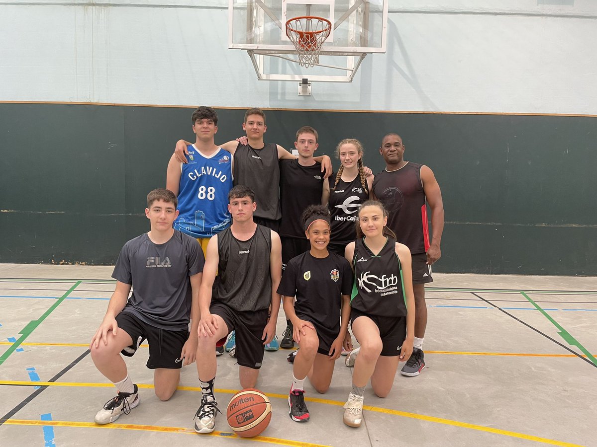 cblardero's tweet photo. Primera Jornada de Torneo Mixto de Baloncesto Lardero 2023 gran ambiente y muchas gracias a los equipos participantes.
Club Baloncesto Lardero seguimos.🏀💛💙 https://t.co/YhpQ8am6A0