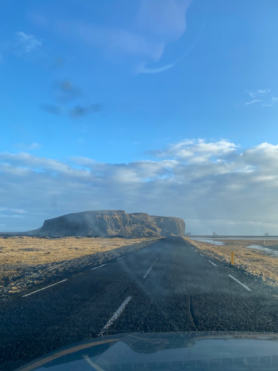 Einhver setti álög á eyjuna sem ég bý á þannig að síðustu tvo daga er ég  búin að búa inni í einhverju cursed skýji.. vitandi að bókstaflega hundrað metra í burtu er bongó