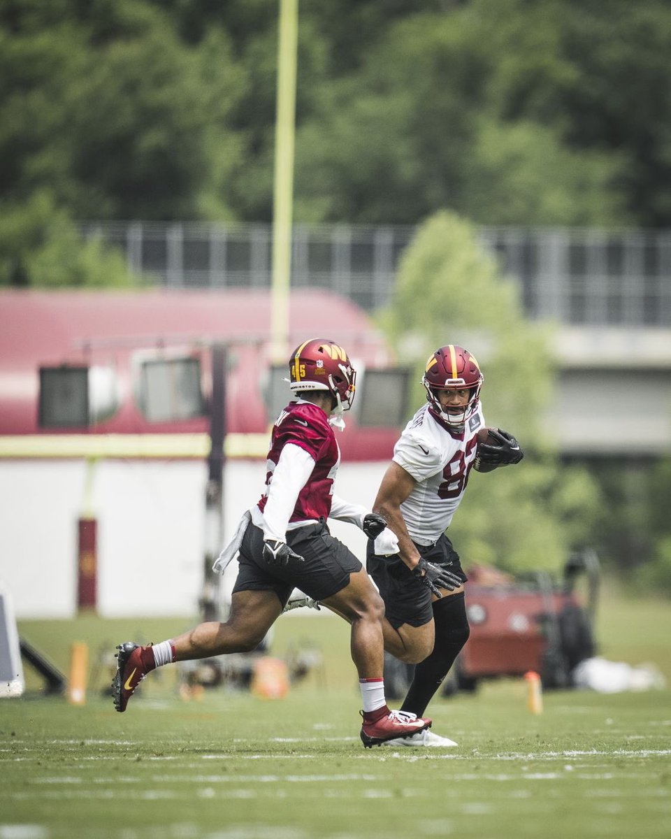 Commanders_DC's tweet photo. Tweeting at the
@Commanders
everyday until they follow me...
Day 1,105
Some of the best shots from the Commanders recent OTA’s…
#WashingtonCommanders #HTTC #Commanders #TakeCommand #Day1105 1️⃣1️⃣0️⃣5️⃣ https://t.co/I2RPofjD1H