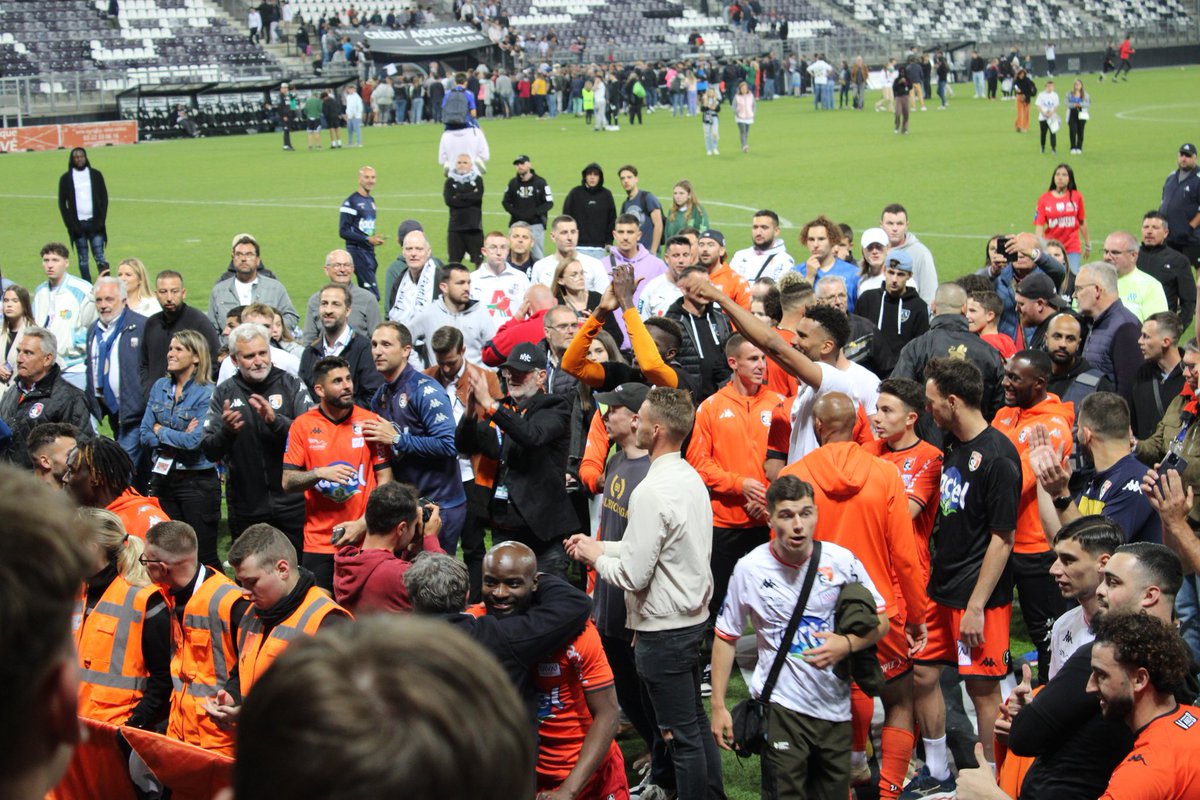 🟠⚫ On a transpiré jusqu'à la dernière seconde mais on a savouré le maintien au final dans le parcage visiteurs au stade de la Licorne. Les supporters Tango sont IMMENSES 🤩🤩🤩🙏🙏 #Mayenne