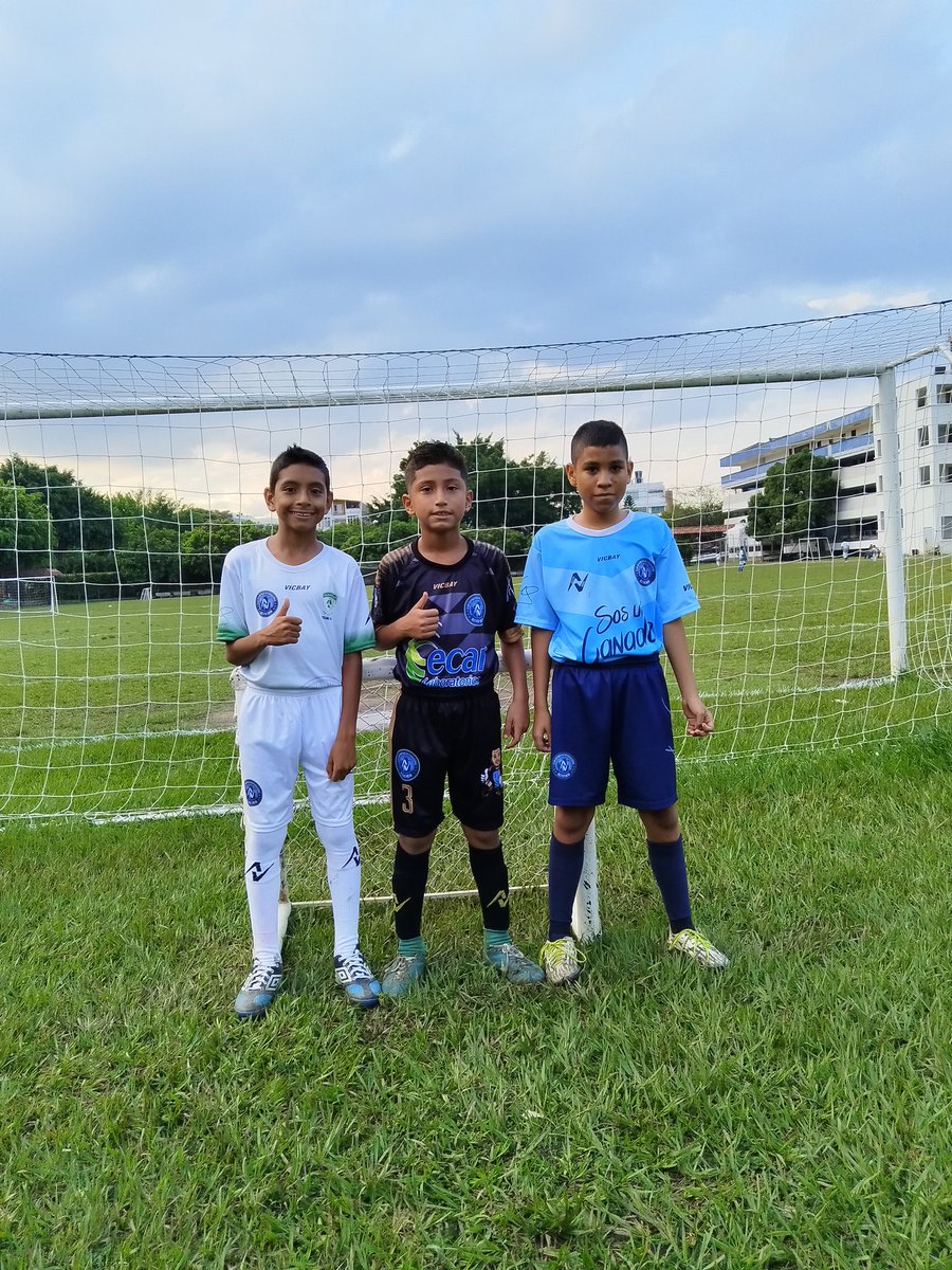EdeArquerosAV's tweet photo. Nuestros uniformes, celeste, blanco y negro.
@pulpoviera
#SosUnGanador #Uniformes #Familia #FútbolBase https://t.co/YWroVM1kdx