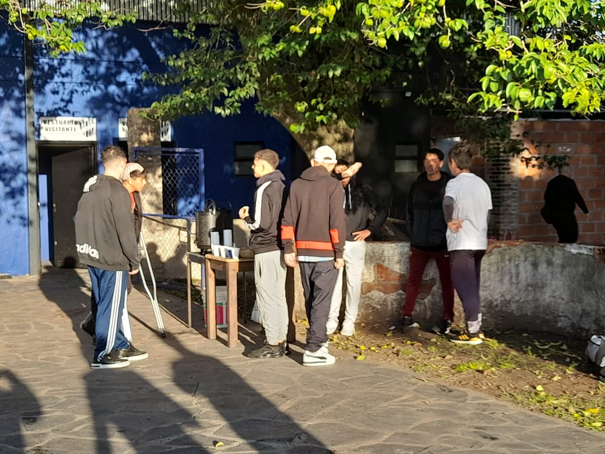 Formativo_AFA's tweet photo. Esta mañana, @caallboys y @NuevaChicago jugaron por la fecha 12 del Torneo de Juveniles de 1ra Nacional.
Los integrantes de los planteles de 4ta 5ta y 6ta, luego de los partidos, compartieron un "tercer tiempo".
Bien por los chicos y por la dirigencia de ambos clubes!! https://t.co/mc32jfVzg3
