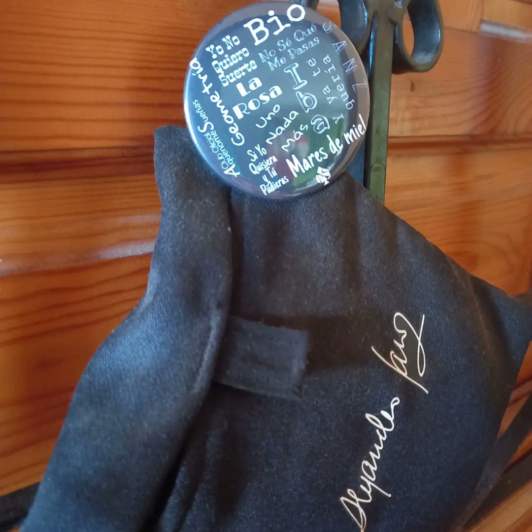 MerchytaSanzera's tweet photo. Recuerdos en el lugar perfecto de la casa para recordarte a diario buenos momentos y grandes corazones 💘
Quizás nunca puse esta foto para agradecerte el detalle @kissifurmas ?! 🤷🏼‍♀️🤦🏼‍♀️🤪
😊 Gracias preciosa!! 🙂😉🤭
@AlejandroSanz  #regalospersonalizados 
#ContandoLasHoras https://t.co/IAooI66kwv