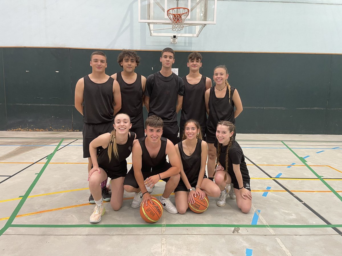 cblardero's tweet photo. Primera Jornada de Torneo Mixto de Baloncesto Lardero 2023 gran ambiente y muchas gracias a los equipos participantes.
Club Baloncesto Lardero seguimos.🏀💛💙 https://t.co/HTWd5I2ln3