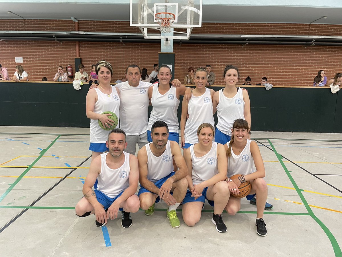 cblardero's tweet photo. Primera Jornada de Torneo Mixto de Baloncesto Lardero 2023 gran ambiente y muchas gracias a los equipos participantes.
Club Baloncesto Lardero seguimos.🏀💛💙 https://t.co/HTWd5I2ln3