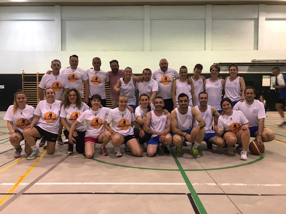 cblardero's tweet photo. Primera Jornada de Torneo Mixto de Baloncesto Lardero 2023 gran ambiente y muchas gracias a los equipos participantes.
Club Baloncesto Lardero seguimos.🏀💛💙 https://t.co/HTWd5I2ln3
