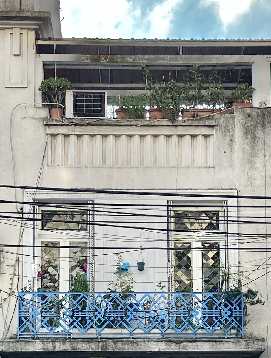 paisajeante's tweet photo. Edificación patrimonial estilo art déco poco alterada, cuya firma del Arq. sólo se ve Repetto tras la planta. De principios década 1930.
Los vitrales de las puertas del balcón se ven impecables.
Lástima la maraña de cables típica del paisaje porteño.
Ángel Gallardo 187/91/95. https://t.co/kdjAo6N7DO