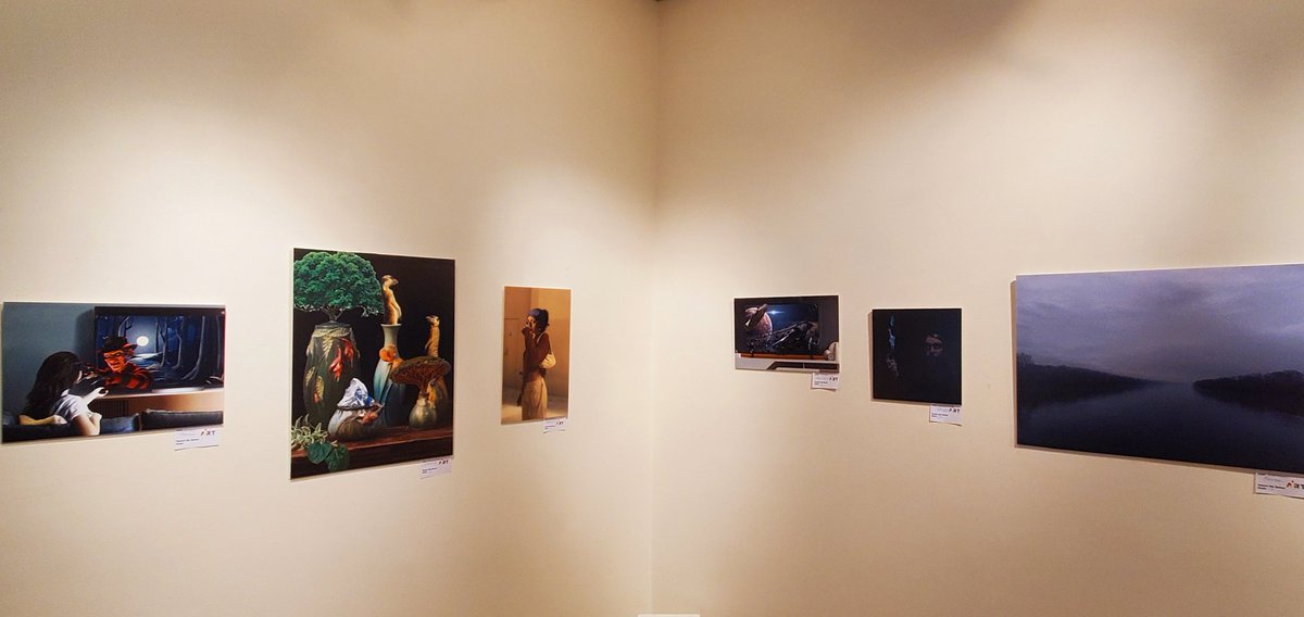 ajayeart's tweet photo. Such an amazing Senior Photography Art Show! So many styles and techniques, thank you @RulesRoom for sharing your craft! @MSD_Caputo @MHSPorowski https://t.co/wMlVqmTgBW