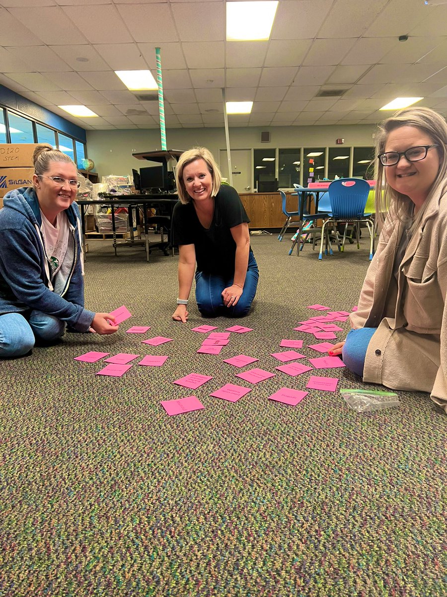 Last day of @TNedu ERT & @AthensCitySch teachers were still smiling 😀 as they worked on Interactive Word Walls! #Reading360 #ExcellenceIs