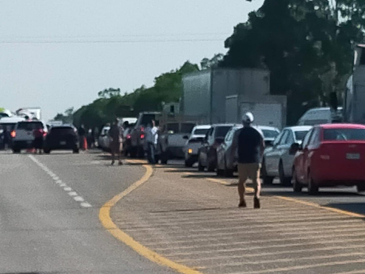 juannavarromx's tweet image. Luego que resultaran infructuosas sus gestiones ante las autoridades locales para el restablecimiento del servicio de energía eléctrica y de agua potable, habitantes de la comunidad de San Isidro La laguna mantienen #bloqueada la carretera #Bacalar-Buenavista, a la altura del