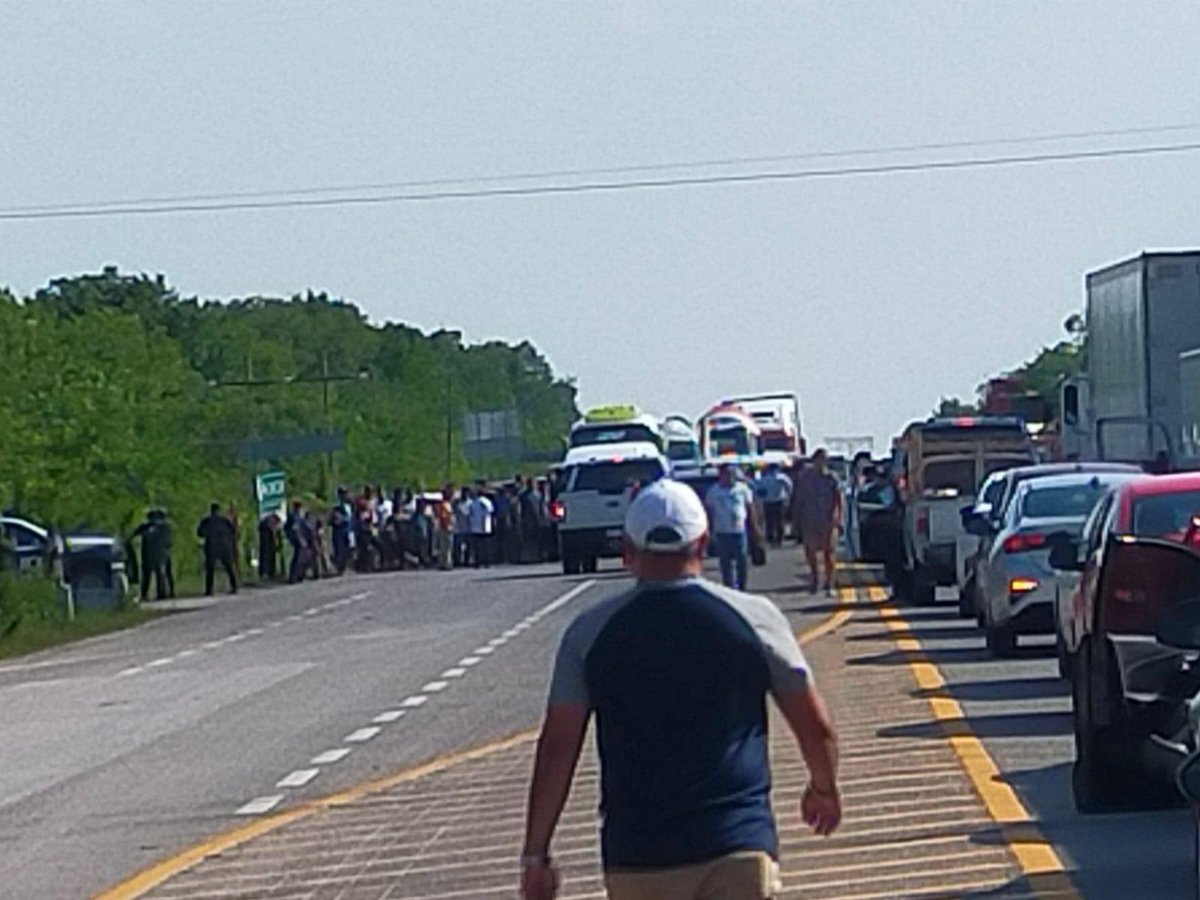 juannavarromx's tweet image. Luego que resultaran infructuosas sus gestiones ante las autoridades locales para el restablecimiento del servicio de energía eléctrica y de agua potable, habitantes de la comunidad de San Isidro La laguna mantienen #bloqueada la carretera #Bacalar-Buenavista, a la altura del