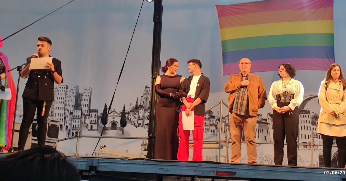Podemos_Parla's tweet photo. 🎉Hoy participamos en el pregón del #Orgullo2023 en #Parla de la mano de  @laplumaparla  y nuestra concejala de igualdad @lesafre para seguir una lucha por la igualdad, la inclusión y los derechos humanos .

¡ FELIZ MES DEL ORGULLO! 🏳️‍🌈 🏳️‍⚧️

#ParlaDiversa
#ParlaConOrgullo https://t.co/kidZe46PML