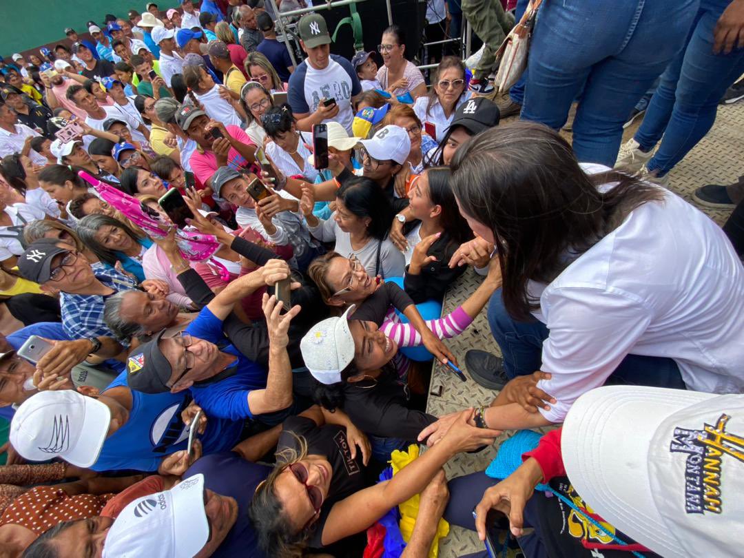 Los falconianos de la Sierra son gente recia, de una sola palabra: “Su palabra es un documento”…una belleza!

Estoy conmovida con la generosidad y la nobleza de esta gente que me recibió con tanto amor y alegría. Yo amo a Churuguara! Y a Santa Cruz y a Mapararí!