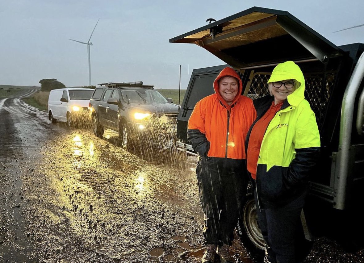 🌨️ A rather soggy Saturday morning toolbox meeting at one of our wind farms for the team. It’s a glamorous lifestyle this conservation detection dog business!