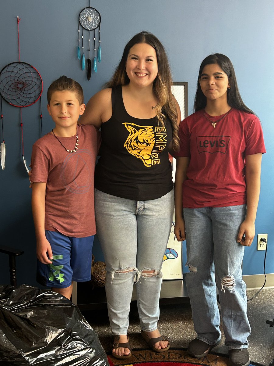 Empire_mj's tweet photo. Grinning ear to ear with Tiger Pride! 🐯
Today Empire Spirit Squad dropped off their clothing drive collection and hygiene packages for Moose Jaw’s John Howard Society. So proud of these young leaders for leaving their print in our community 🐾 @PrairieSouth https://t.co/Oa46Mg08eC