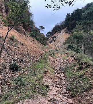 バイクでお散歩中、脇道が面白そうで入り込んでみた。

酷道というか林道というか道ですらない😇

谷ｗｗｗ