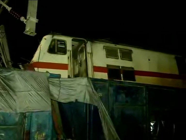 SudarshanCray's tweet photo. Senior State Government offcials @SRC_Odisha, police, fire services and administrative officials are overseeing the the rescue. Besides NDRF, Railway, ODRAF teàm have been pressed in rescue efgorts.
#TrainAccident #TrainTragedy #Odisha #Bahanaga #Balesore #Baleswar #TrainMishap https://t.co/gvYsYGkvcO