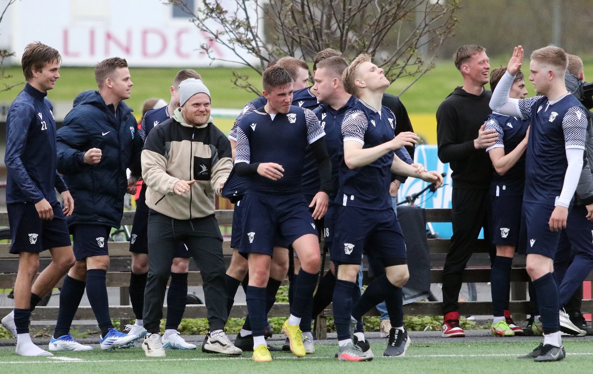 arborgfc's tweet photo. Senur í uppbótartíma! @Thorsteinn94 með sigurmarkið, 3-2 á móti KFK, @KristinnSolvi með tvö alvöru mörk. Þökkum Andy og co fyrir leikinn. Candy-floss á línuna. #arborgallt #hestajoi #arborgfc https://t.co/rYs0lG1vnZ