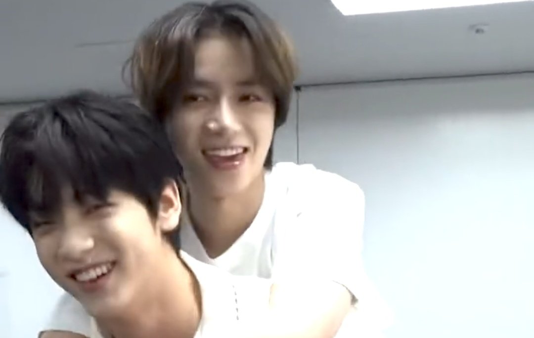 richgyu's tweet photo. just realized that the reason why soobin started laughing was because he looked at a mirror and saw beomgyu happy https://t.co/Ig1ZRA9kV2