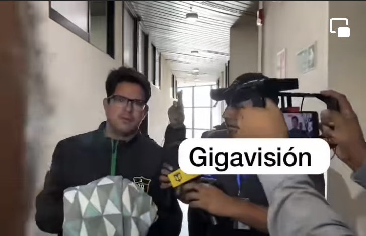 RedGigavision's tweet photo. #SantaCruz Detención preventiva por 180 días para Glenn Mendoza, investigado por presunta legitimación de ganancias ilícitas por desvío de 8.5 millones de Bs. de cuentas del #Megacenter a una cuenta de una Fundación que tenía en el ex banco Fassil, según señaló la fiscalía https://t.co/iT6lctmr9h