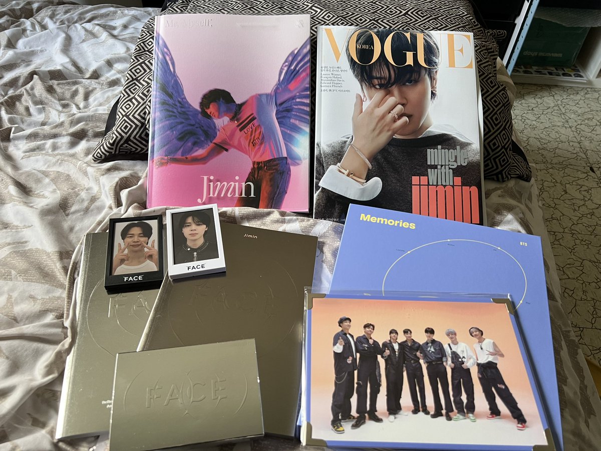 ynmnhoe's tweet photo. theyβre finally hooooome! β₯οΈ i had to open it so quickly cos my cats were eyeing everything and trying to bite the box π
Thank you @MOONRABBITGO & @TaehyungsV95 for hosting GOs for these!! πππ
#BeesGos
#MoonRabbitProofs https://t.co/ojYVmBWuql