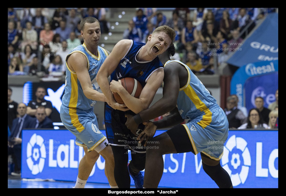 Jarcha_foto's tweet photo. En la web de @BurgosDeporte podéis ver una FOTOGALERÍA de #LEBOro entre el @hedera @SanPabloBurgos y el @MovistarEstu en  https://t.co/X4fqcyOyLz https://t.co/pGl7H3Rusk