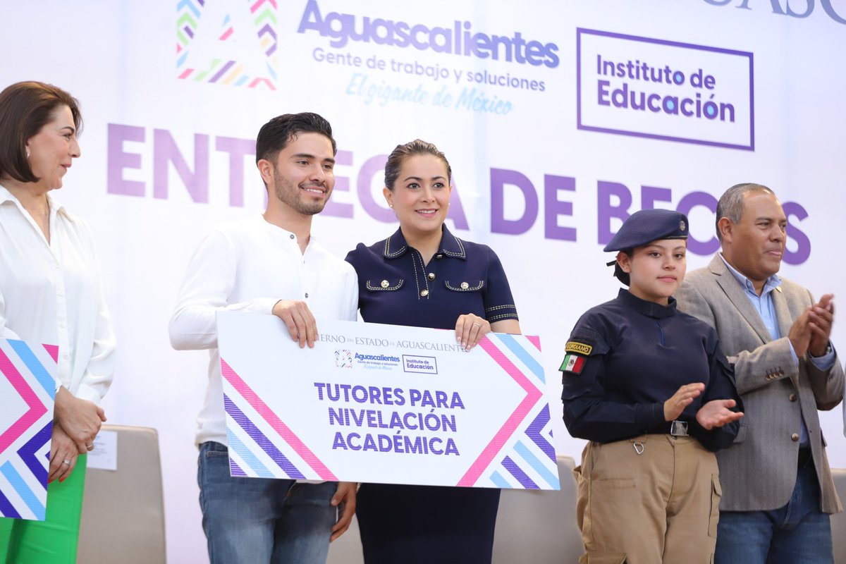 TereJimenezE's tweet photo. El día de hoy hicimos entrega de becas de Apoyo para Titulación, Apoyo a tu Transporte, Beca Tutores para Nivelación Académica y Becas IEA-SNTE como parte de nuestro compromiso por el desarrollo integral de las y los estudiantes del estado. En este año 2023 haremos entrega de 14 mil becas con una inversión de más de 30 millones de pesos.

#ElGiganteDeMéxico