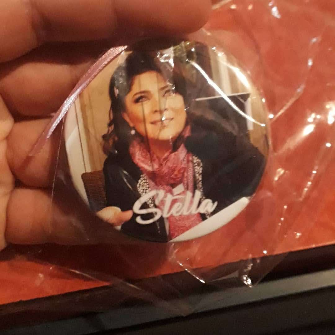 Stellita273's tweet photo. El pin que llevo a todos lados, así te tengo cerca aun sin conocerte perdonalmente. @victoriaruffo31 @Ches_Rufferas @VickyRuffoWeb  
#DiaInternacionalDeVictoriaRuffo https://t.co/KkJBJ3Wtqc