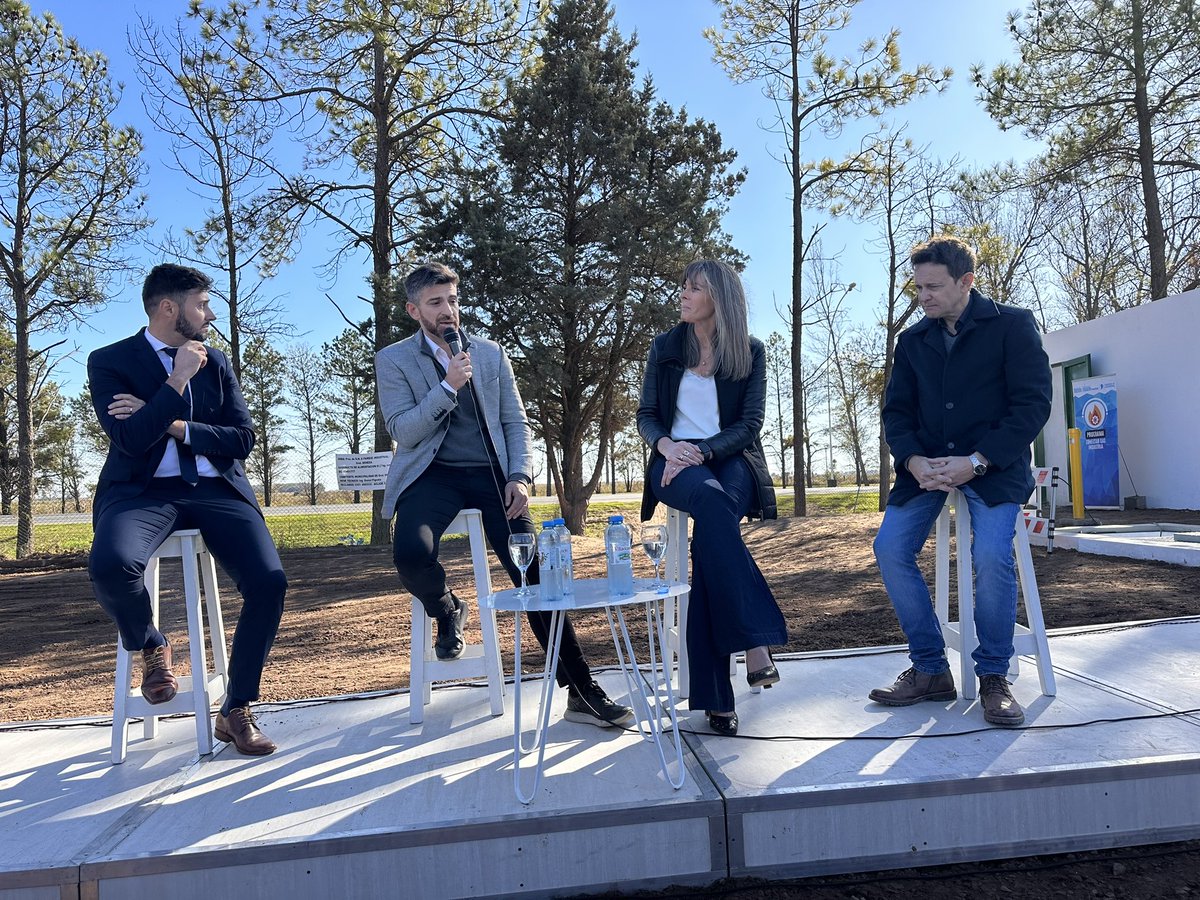 Hoy, el Parque Industrial de General Deheza dio un tremendo paso al progreso, inaugurando la provisión de Gas Natural. Ejemplo del trabajo conjunto del sector privado y público, que mejora las condiciones de competitividad de las industrias cordobesas. Es posible una 🇦🇷 mejor.